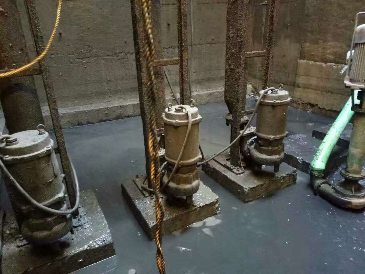 南林乡污水池清理