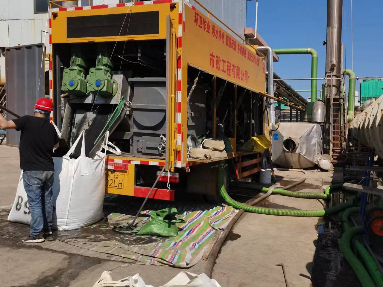 南林乡淤泥压干处理